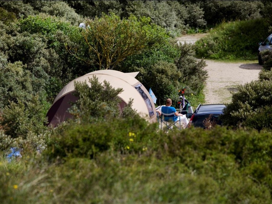camping-de-Lakens-man-bij-tent-161kB