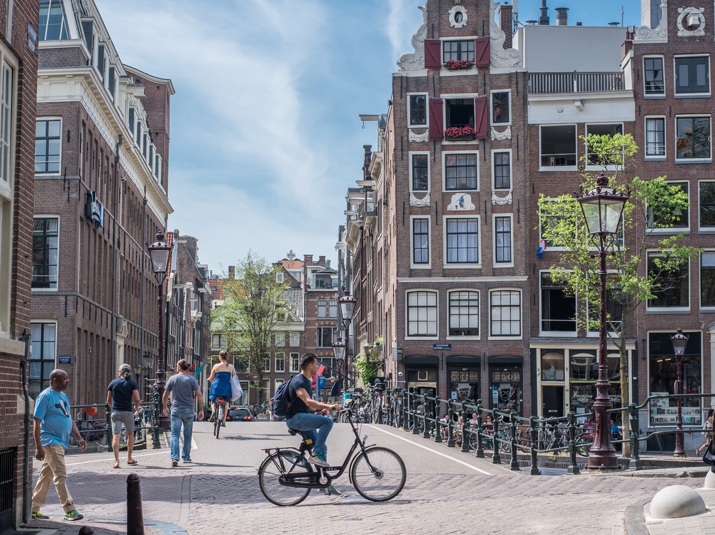 Cyclist-at-Bridge-Prinsengracht-Koen-Smilde-Photography-Redactioneel