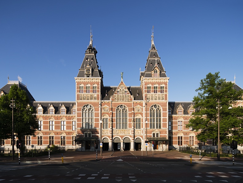 Facade-Rijksmuseum-Blue-Sky-with-trees-Roel-Baeckaert-Rechtenvrij