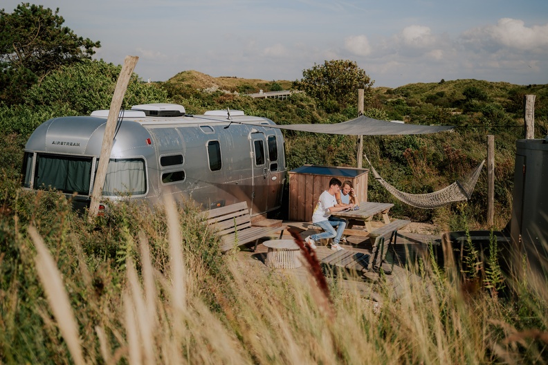 Airstream met mensen.jpg