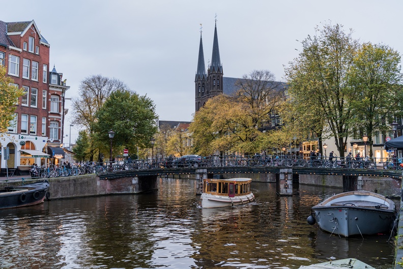 Tour boat in the canal - Singel.jpg