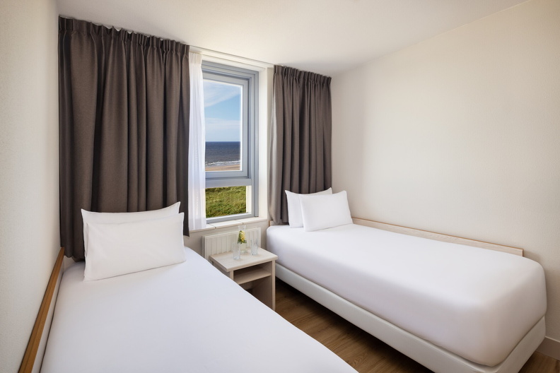 NH_Zandvoort_Rooms_Family_Room_Single_Beds_Sea_View.jpg