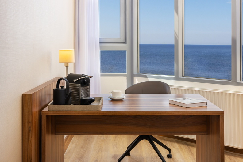 NH_Zandvoort_Rooms_Superior_Seaview_Curtains_Open_Desk_Coffee_Machine.jpg