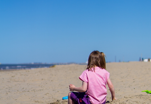 kindje op het strand