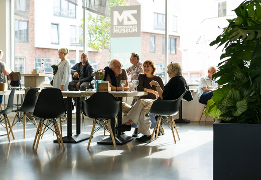 MuseumCafe-mensen aan tafel-liggend